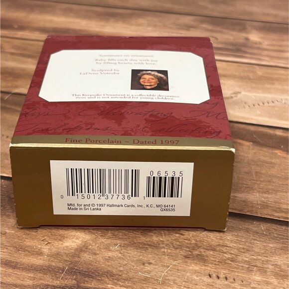1997 HALLMARK ORNAMENT QX6535 BABYS FIRST CHRISTMAS PORCELAIN BY LADENE VOTRUBA - Picture 4 of 9